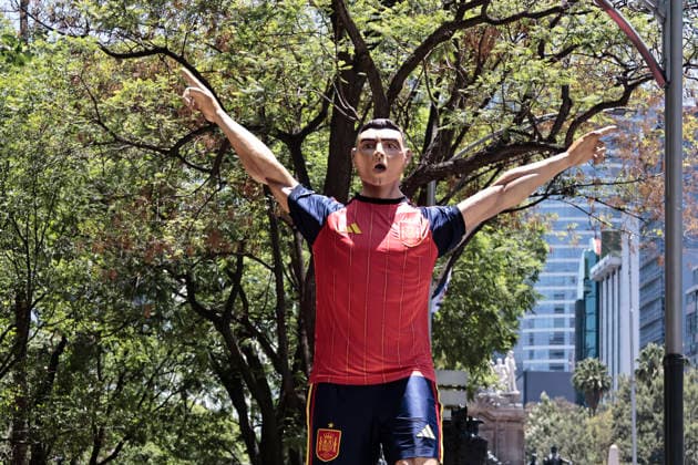 May 29, 2026, Mexico City, Cdmx, Mexico: Millions of tourists and Mexicans stroll along Paseo de la Reforma Avenue throughout the year, as it s one of the city s main tourist routes, home to the Angel of Independence. But these days, it s filled with art in anticipation of the opening of the third FIFA World Cup, WM, Weltmeisterschaft, Fussball 2026. Giant figures of soccer players have been placed along the avenue so that soccer fans can take photos alone or with their families to commemorate the next biggest sporting event in the world. Mexico City Mexico - ZUMAp204 20260529_zip_p204_083 Copyright: xJosuexPerezx