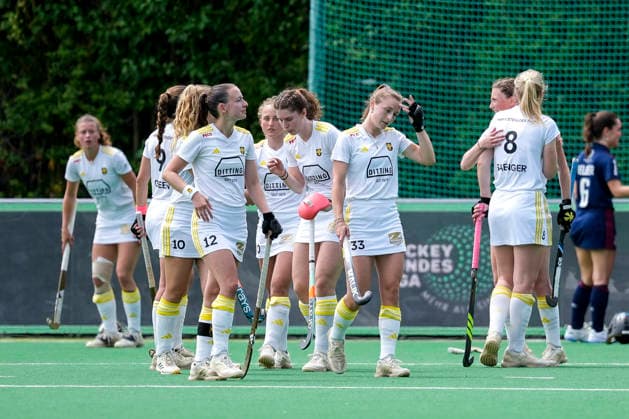 Players of Harvestehuder THC HTHC , disappointed about the defeat, disappointment after the final whistle, highlight, loser, lost, frustration, disappointed, pessimistic, 30 05 2026, Bonn Germany , field hockey, German Championship, semi-final, women, Mannheimer HC Harvestehuder THC xozx