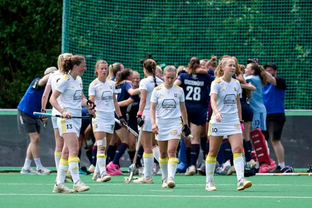 Players of Harvestehuder THC HTHC , disappointed about the defeat, disappointment after the final whistle, highlight, loser, lost, frustration, disappointed, pessimistic, 30 05 2026, Bonn Germany , field hockey, German Championship, semi-final, women, Mannheimer HC Harvestehuder THC xozx