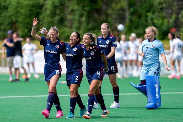 from left Verena Neumann MHC, 19 , Lucina von der Heyde MHC, 2 , Aina Lilly Kresken MHC, 14 , Ines Wanner MHC, 12 , Leonie Weißenberger Weissenberger, goalkeeper, goalkeeper, MHC, 7 , players from Mannheimer HC MHC , cheering after the final whistle, joy about the victory, winner, winners, cheers, cheering, cheerful, positive, happy, rejoicing, optimistic, highlight, action, action, 30 05 2026, Bonn Germany , field hockey, German Championship, semi-final, women, Mannheimer HC Harvestehuder THC xozx