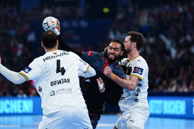 Domagoj Duvnjak THW Kiel, 04 , Bryan Hugo Monte dos Santos Montpellier Handball, 26 , Veron Nacinovic THW Kiel, 93 GER, Montpellier Handball vs THW Kiel, handball, EHF European League, semi-final, 2025 2026 season, 30 05 2026 GER, Montpellier Handball vs THW Kiel, handball, EHF European League, semi-final, 2025 2026 season, 30 05 2026 Hamburg Copyright: xEibner-Pressefoto MarcelxvonxFehrnx EP_MFN