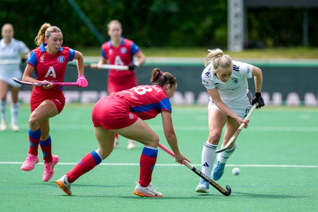 from left Charlotte Hendrix GTHGC, 14 , Antonia Hendrix GTHGC, 48 , Sara Strauss DHC, 11 , duel, duel scene, duel, tackle, tackling, dynamics, action, action, 30 05 2026, Bonn Germany , Hockey, German Championship, semi-final, women, Großflottbeker THGC Düsseldorfer HC xozx