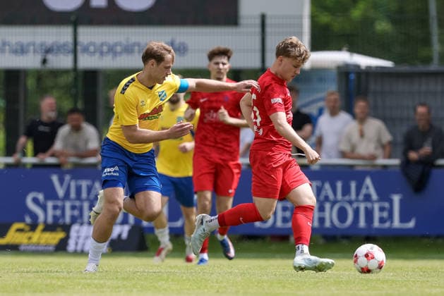 from left Mats Jonathan Klüver SV Todesfelde, 10 and Dennis Brendow Blumenthaler SV, 15 in duel, duel, dynamics, action, action, match scene, 30 05 2026, Todesfelde Germany , football, promotion round Regionalliga Nord, SV Todesfelde Blumenthaler SV xobx