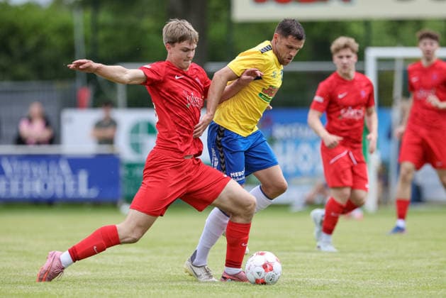 from left Paul Lentz Blumenthaler SV, 23 and Mirko Boland SV Todesfelde, 31 in duel, duel, dynamics, action, action, match scene, 30 05 2026, Todesfelde Germany , football, promotion round Regionalliga Nord, SV Todesfelde Blumenthaler SV xobx