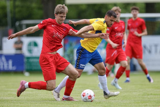from left Paul Lentz Blumenthaler SV, 23 and Mirko Boland SV Todesfelde, 31 in duel, duel, dynamics, action, action, match scene, 30 05 2026, Todesfelde Germany , football, promotion round Regionalliga Nord, SV Todesfelde Blumenthaler SV xobx
