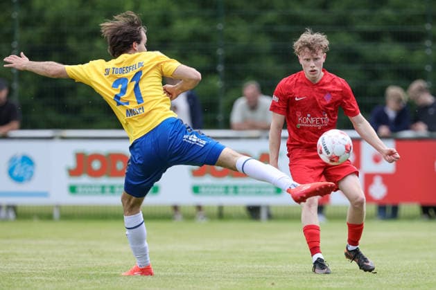 from left Maximilian Sergio Musci SV Todesfelde, 21 and Florian Brahtz Blumenthaler SV, 7 in duel, duel, dynamics, action, action, match scene, 30 05 2026, Todesfelde Germany , football, promotion round Regionalliga Nord, SV Todesfelde Blumenthaler SV xobx
