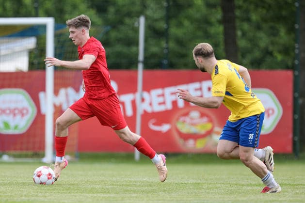 from left Florian Brahtz Blumenthaler SV, 7 on the ball, single picture, full body, action, action, game scene and Jan Marc Schneider SV Todesfelde, 35 , 30 05 2026, Todesfelde Germany , football, promotion round Regionalliga Nord, SV Todesfelde Blumenthaler SV xobx