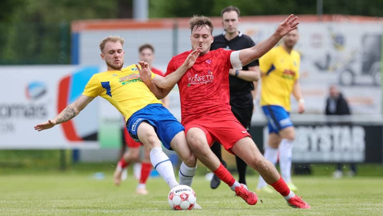 from left Tyler Körting SV Todesfelde, 25 and Kilian Lammers Blumenthaler SV, 13 in duel, duel, dynamics, action, action, match scene, 30 05 2026, Todesfelde Germany , football, promotion round Regionalliga Nord, SV Todesfelde Blumenthaler SV xobx
