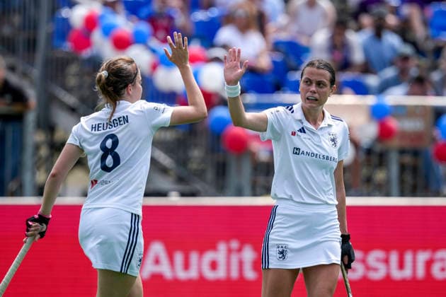 v li Friederike Heusgen DHC, 8 , Selin Oruz DHC, 14 , players from Düsseldorfer HC DHC , cheer, cheers, celebration, joy, rejoice, rejoicing, confident, optimistic, positive, game scene, 30 05 2026, Bonn Germany , Hockey, German Championship, semi-final, Women, Großflottbeker THGC Düsseldorfer HC xozx