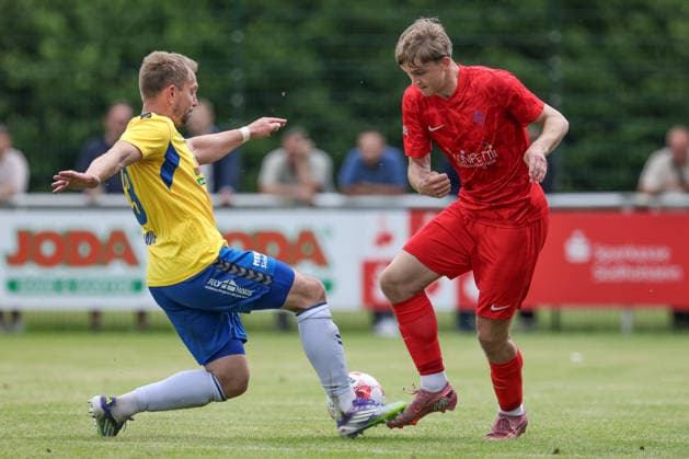 from left Christian Rave SV Todesfelde, 13 and Paul Lentz Blumenthaler SV, 23 in duel, duel, dynamics, action, action, match scene, 30 05 2026, Todesfelde Germany , football, promotion round Regionalliga Nord, SV Todesfelde Blumenthaler SV xobx