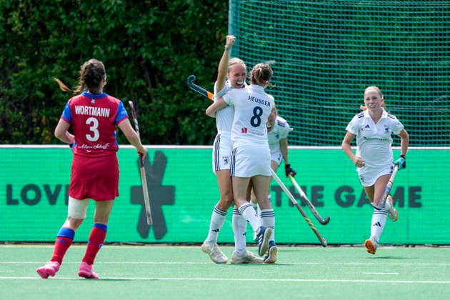 from left goal scorer Lisa Nolte DHC, 17 , Friederike Heusgen DHC, 8 , players from Düsseldorfer HC DHC , cheer about the goal to 0 1, cheer, goal celebration, celebrate the goal, goal, celebration, cheers about the goal, rejoice, joy, happy, optimistic, positive, game scene, highlight, action, 30 05 2026, Bonn Germany , field hockey, German championship, semi-final, women, Großflottbeker THGC Düsseldorfer HC xozx