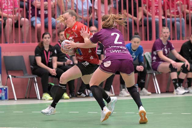 Cara Reuthal SV Union Halle Neustadt, 26 am with ball against Selina Lindemann TusSies Metzingen, 02 TusSies Metzingen vs SV Union Halle Neustadt , Handball, Alsco HBF, 7 Play Off League Matchday, Season 2025 2026, 30 05 2026 TusSies Metzingen vs SV Union Halle Neustadt , Handball, Alsco HBF, 7 Play Off League Matchday, Season 2025 2026, 30 05 2026 Tuebingen Copyright: xEibner-Pressefoto TobiasxBaurx EP_TBR