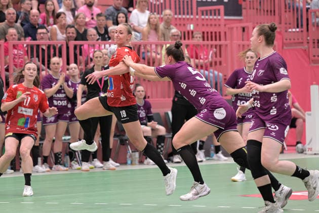 Lea Gruber SV Union Halle Neustadt, 19 on the throw goal against Carolin Huebner TusSies Metzingen, 56 TusSies Metzingen vs SV Union Halle Neustadt , Handball, Alsco HBF, 7 Play Off League Matchday, Season 2025 2026, 30 05 2026 TusSies Metzingen vs SV Union Halle Neustadt , Handball, Alsco HBF, 7 Play Off League Matchday, Season 2025 2026, 30 05 2026 Tuebingen Copyright: xEibner-Pressefoto TobiasxBaurx EP_TBR