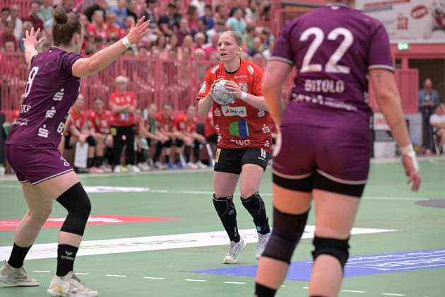 Viktoria Marksteiner SV Union Halle Neustadt, 10 am with ball against Ida Petzold TusSies Metzingen, 08 TusSies Metzingen vs SV Union Halle Neustadt , Handball, Alsco HBF, 7 Play Off League Matchday, Season 2025 2026, 30 05 2026 TusSies Metzingen vs SV Union Halle Neustadt , Handball, Alsco HBF, 7 Play Off League Matchday, Season 2025 2026, 30 05 2026 Tuebingen Copyright: xEibner-Pressefoto TobiasxBaurx EP_TBR