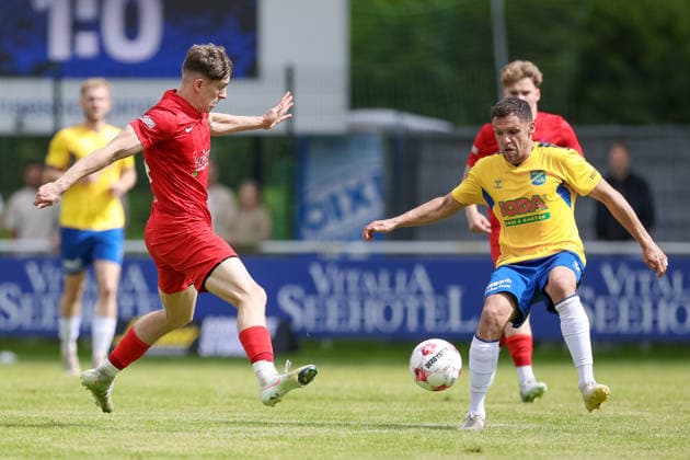 from left Dario Sultan Blumenthaler SV, 24 and Mirko Boland SV Todesfelde, 31 in duel, duel, dynamics, action, action, match scene, 30 05 2026, Todesfelde Germany , football, promotion round Regionalliga Nord, SV Todesfelde Blumenthaler SV xobx
