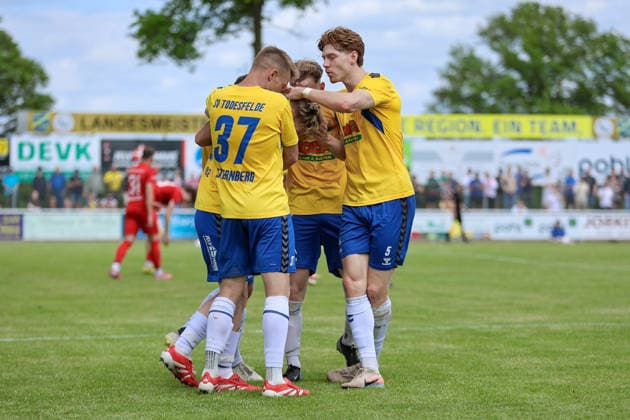 SV Todesfelde players with goal celebration, cheering, jubilant, optimistic, game scene, highlight, joy about the goal to 2 0, 30 05 2026, Todesfelde Germany , football, promotion round Regionalliga Nord, SV Todesfelde Blumenthaler SV xobx