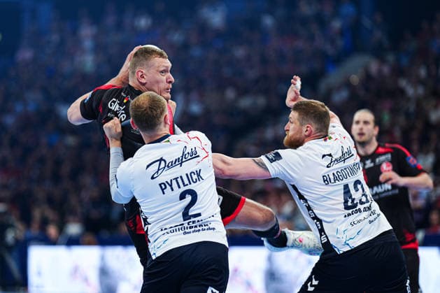 Simon Pytlick SG Flensburg Handewitt, 02 , Dainis Kristopans MT Melsungen, 10 , Blaz Blagotinsek SG Flensburg Handewitt, 43 GER, MT Melsungen vs SG Flensburg Handewitt, Handball, EHF European League, Semi-final, Season 2025 2026, 30 05 2026 GER, MT Melsungen vs SG Flensburg Handewitt, Handball, EHF European League, Semi-final, Season 2025 2026, 30 05 2026 Hamburg Copyright: xEibner-Pressefoto MarcelxvonxFehrnx EP_MFN