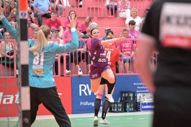 Sabrina Troester TusSies Metzingen, 07 in goal against Sofie Kruggel SV Union Halle Neustadt, 31 in goal TusSies Metzingen vs SV Union Halle Neustadt , Handball, Alsco HBF, 7 Play Off League Matchday, Season 2025 2026, 30 05 2026 TusSies Metzingen vs SV Union Halle Neustadt , Handball, Alsco HBF, 7 Play Off League Matchday, Season 2025 2026, 30 05 2026 Tuebingen Copyright: xEibner-Pressefoto TobiasxBaurx EP_TBR