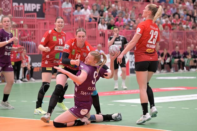 Naina Klein TusSies Metzingen, 09 on with ball against Tina Wagenlader SV Union Halle Neustadt, 14 and Marie Polakova SV Union Halle Neustadt, 23 TusSies Metzingen vs SV Union Halle Neustadt , Handball, Alsco HBF, 7 Play Off League Matchday, Season 2025 2026, 30 05 2026 TusSies Metzingen vs SV Union Halle Neustadt , Handball, Alsco HBF, 7 Play Off League Matchday, Season 2025 2026, 30 05 2026 Tuebingen Copyright: xEibner-Pressefoto TobiasxBaurx EP_TBR