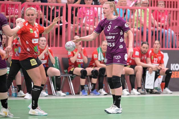 Naina Klein TusSies Metzingen, 09 am with ball against Lilli Roepcke SV Union Halle Neustadt, 25 TusSies Metzingen vs SV Union Halle Neustadt , Handball, Alsco HBF, 7 Play Off League Matchday, Season 2025 2026, 30 05 2026 TusSies Metzingen vs SV Union Halle Neustadt , Handball, Alsco HBF, 7 Play Off League Matchday, Season 2025 2026, 30 05 2026 Tuebingen Copyright: xEibner-Pressefoto TobiasxBaurx EP_TBR