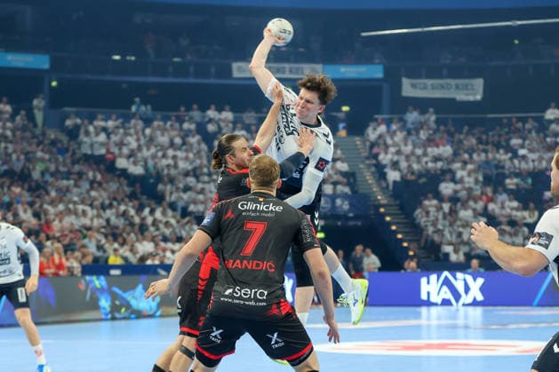30 05 2026, xgox, Handball EHF European League semi-final MT Melsungen SG Flensburg Handewitt v l Olle Forsell Schefvert Melsungen, 25 , David Mandic Melsungen, 7 , Lasse Moller Möller, Flensburg, 64 duel, duel, fight, tackle Hamburg