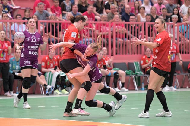 Naina Klein TusSies Metzingen, 09 am with ball against Tena Petika SV Union Halle Neustadt, 40 and Lea Gruber SV Union Halle Neustadt, 19 TusSies Metzingen vs SV Union Halle Neustadt , Handball, Alsco HBF, 7 Play Off League Matchday, Season 2025 2026, 30 05 2026 TusSies Metzingen vs SV Union Halle Neustadt , Handball, Alsco HBF, 7 Play Off League Matchday, Season 2025 2026, 30 05 2026 Tuebingen Copyright: xEibner-Pressefoto TobiasxBaurx EP_TBR