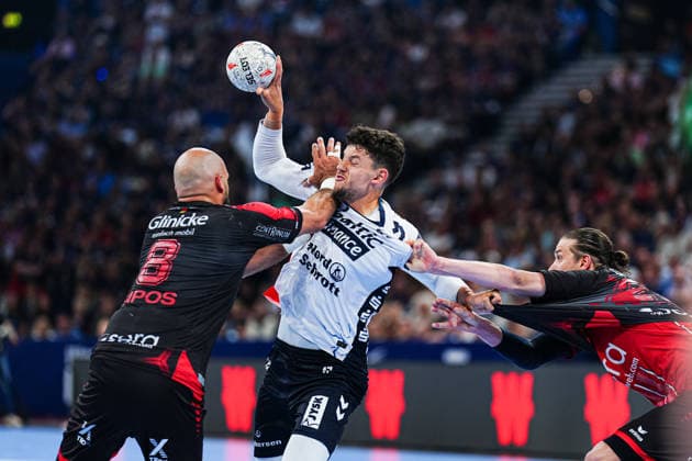 Adrian Sipos MT Melsungen, 08 , Marco Grgic SG Flensburg Handewitt, 17 , Olle Forsell Schefvert MT Melsungen, 25 GER, MT Melsungen vs SG Flensburg Handewitt, Handball, EHF European League, Semi-final, Season 2025 2026, 30 05 2026 GER, MT Melsungen vs SG Flensburg Handewitt, Handball, EHF European League, Semi-final, Season 2025 2026, 30 05 2026 Hamburg Copyright: xEibner-Pressefoto MarcelxvonxFehrnx EP_MFN