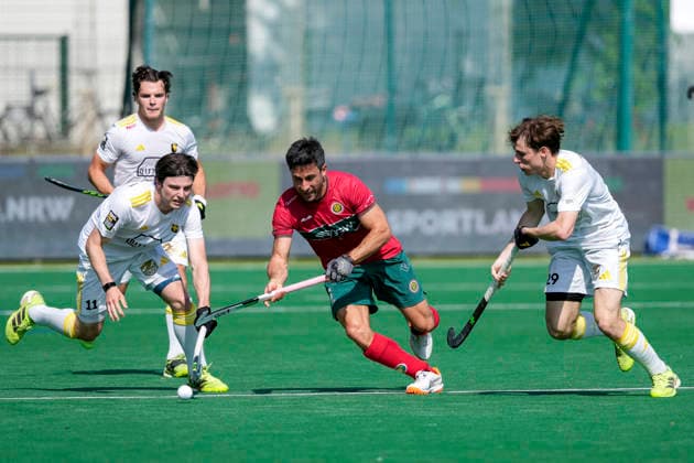 from left Philip Lieser HTHC, 11 , Kane Elliot Mark Russell Polo, 6 , Moritz Pfähler HTHC, 29 , duel, duel scene, duel, tackle, tackling, dynamics, action, action, 30 05 2026, Bonn Germany , Hockey, German Championship, semi-final, men, Hamburger Polo Club Harvestehuder THC xozx