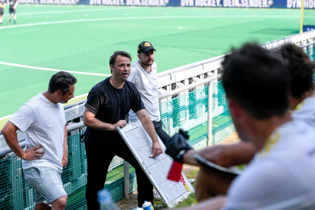 Paul Pongs coach, HTHC , gives instructions to his players at half-time, gesticulates, gesticulating with his arms, action, action scene, 30 05 2026, Bonn Germany , Hockey, German Championship, semi-final, men, Hamburger Polo Club Harvestehuder THC xozx