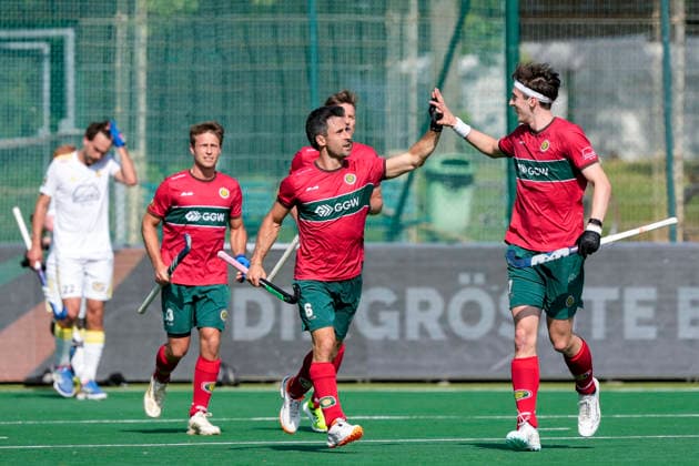 from left goal scorer Kane Elliot Mark Russell Polo, 6 and Paul Smith Polo, 7 clap each other, players from Hamburger Polo Club, cheer about the goal to 3 0, jubilation, goal celebration, celebrate the goal, goal, celebration, cheers about the goal, joy, joy, rejoices, optimistic, positive, game scene, highlight, action, 30 05 2026, Bonn Germany , Hockey, German Championship, semi-final, men, Hamburger Polo Club Harvestehuder THC xozx