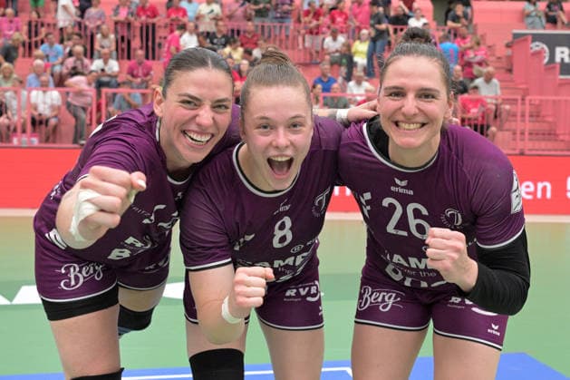 Gabriela Clausson Bitolo TusSies Metzingen, 22 , Ida Petzold TusSies Metzingen, 08 and Svenja Huebner TusSies Metzingen, 26 after the match TusSies Metzingen vs SV Union Halle Neustadt , Handball, Alsco HBF, 7 Play Off League Matchday, Season 2025 2026, 30 05 2026 TusSies Metzingen vs SV Union Halle Neustadt , Handball, Alsco HBF, 7 Play Off League Matchday, Season 2025 2026, 30 05 2026 Tuebingen Copyright: xEibner-Pressefoto TobiasxBaurx EP_TBR