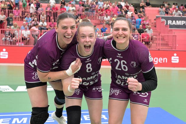 Gabriela Clausson Bitolo TusSies Metzingen, 22 , Ida Petzold TusSies Metzingen, 08 and Svenja Huebner TusSies Metzingen, 26 after the match TusSies Metzingen vs SV Union Halle Neustadt , Handball, Alsco HBF, 7 Play Off League Matchday, Season 2025 2026, 30 05 2026 TusSies Metzingen vs SV Union Halle Neustadt , Handball, Alsco HBF, 7 Play Off League Matchday, Season 2025 2026, 30 05 2026 Tuebingen Copyright: xEibner-Pressefoto TobiasxBaurx EP_TBR