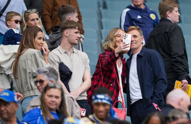 Darren Fletcher, former Manchester United, ManU & Scotland player poses for a selfie with a fan in the stand with his wife Hayley Grice and son Jack (left) at Hampden. Fletcher s son Tyler Fletcher made his debut for Scotland in today s match. Scotland v Curacao, International Friendly, Länderspiel, Nationalmannschaft Football, Hampden Park, Glasgow, Scotland, UK - 30 May 2026Glasgow Hampden Park United Kingdom EDITORIAL USE ONLY No use with unauthorised audio, video, data, fixture lists, club league logos or live services. Online in-match use limited to 120 images, no video emulation. No use in betting, games or single club league player publications. Copyright: xStuartxWallace Shutterstockx 16898283n