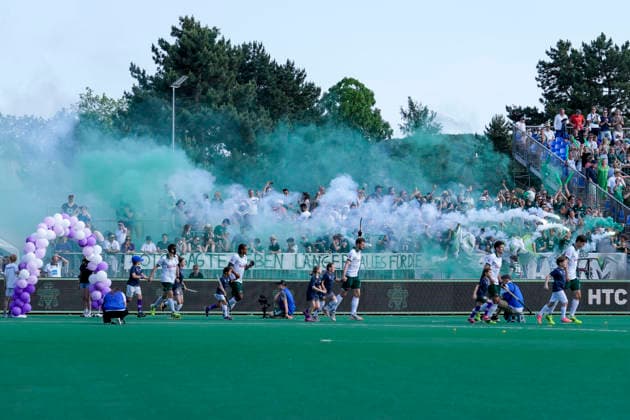 The fans of HTC Uhlenhorst Mülheim set off pyrotechnics in the fan curve, atmosphere in the stadium, atmosphere, pyro, pyros, Ultras, spectators, fan block, chaotic, Bengalo, Bengalos, fireworks, flare, 30 05 2026, Bonn Germany , Hockey, German Championship, semi-final, men, Rot Weiss Köln Uhlenhorst Mülheim xozx