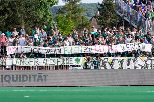 The fans of HTC Uhlenhorst Mülheim show a banner in the fan curve, banner with the inscription Ivolution When owls become rats, fans, Ultras audience, spectators, mood, atmosphere, stadium, protest, protest action, protest action, action, 30 05 2026, Bonn Germany , field hockey, German championship, semi-finals, men, Rot Weiss Köln Uhlenhorst Mülheim xozx