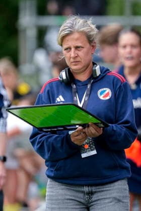 Sofie Gierts coach, head coach, MHC , single picture, single photo, action, action, 30 05 2026, Bonn Germany , field hockey, German Championship, semi-final, women, Mannheimer HC Harvestehuder THC xozx