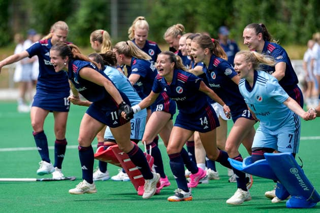 Players from Mannheimer HC MHC , front with Sonja Zimmermann MHC, 11 and Aina Lilly Kresken MHC, 14 , cheering after the final whistle, joy about the victory, winner, winners, cheers, cheering, cheerful, positive, happy, optimistic, highlight, action, action, 30 05 2026, Bonn Germany , field hockey, German Championship, semi-final, women, Mannheimer HC Harvestehuder THC xozx