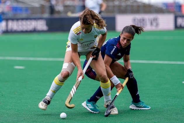 v li Emilia Landshut HTHC, 5 , Lucina von der Heyde MHC, 2 , duel, duel, tackle, tackling, dynamics, action, action, 30 05 2026, Bonn Germany , Hockey, German Championship, Semi-Final, Women, Mannheimer HC Harvestehuder THC xozx