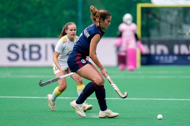 from left Katharina Bauer HTHC, 17 , Sonja Zimmermann MHC, 11 , duel, duel, tackle, tackling, dynamics, action, action, 30 05 2026, Bonn Germany , Hockey, German Championship, Semi-Final, Women, Mannheimer HC Harvestehuder THC xozx