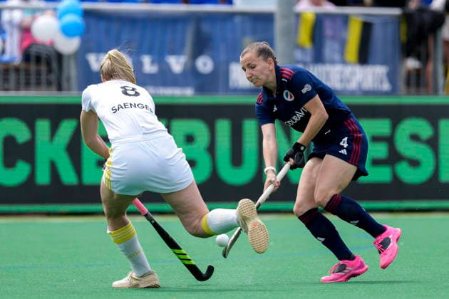 v li Laura Saenger HTHC, 8 , Nadine Fieber MHC, 4 , duel, duel, tackle, tackling, dynamics, action, action, 30 05 2026, Bonn Germany , field hockey, German Championship, semi-final, women, Mannheimer HC Harvestehuder THC xozx