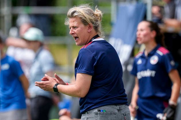 Sofie Gierts coach, head coach, MHC , gives instructions, gestures, gesturing with arms, single picture, single photo, action, action, 30 05 2026, Bonn Germany , Hockey, German Championship, semi-final, women, Mannheimer HC Harvestehuder THC xozx