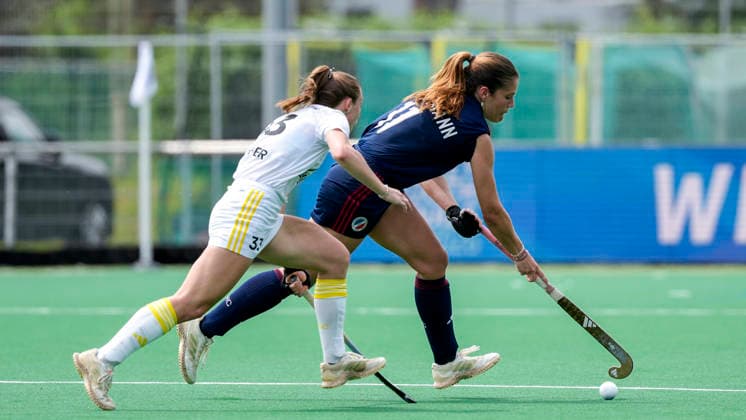 from left Katharina Kiefer HTHC, 33 , Sonja Zimmermann MHC, 11 , duel, duel, tackle, tackling, dynamics, action, action, 30 05 2026, Bonn Germany , Hockey, German Championship, Semi-Final, Women, Mannheimer HC Harvestehuder THC xozx
