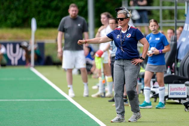 Sofie Gierts coach, head coach, MHC , gives instructions, gestures, gesturing with arms, cropped, full body, single picture, single photo, action, action, 30 05 2026, Bonn Germany , Hockey, German Championship, semi-final, women, Mannheimer HC Harvestehuder THC xozx
