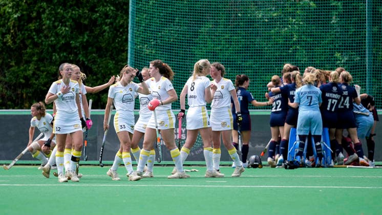 Players of Harvestehuder THC HTHC , disappointed about the defeat, disappointment after the final whistle, highlight, loser, lost, frustration, disappointed, pessimistic, 30 05 2026, Bonn Germany , field hockey, German Championship, semi-final, women, Mannheimer HC Harvestehuder THC xozx