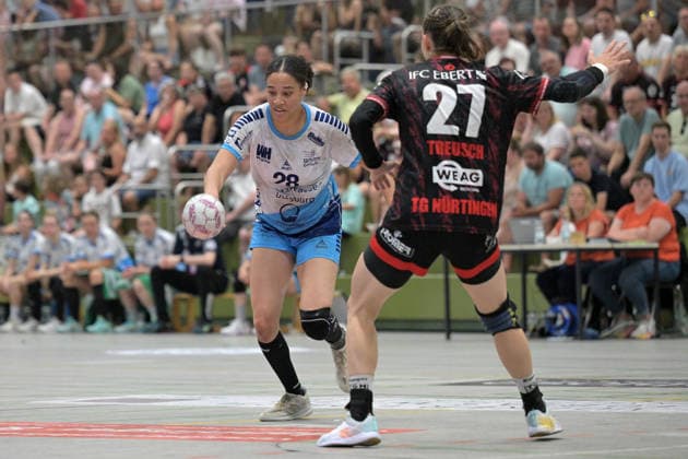 Leonie Udaw TuS Lintfort, 28 on with ball against Lenya Treusch TG Nuertingen, 27 TG Nuertingen vs TuS Lintfort , Handball, 2 Alsco HBF, 30 League matchday, Season 2025 2026, 30 05 2026 TG Nuertingen vs TuS Lintfort , Handball, 2 Alsco HBF, 30 League matchday, Season 2025 2026, 30 05 2026 Nuertingen Copyright: xEibner-Pressefoto TobiasxBaurx EP_TBR
