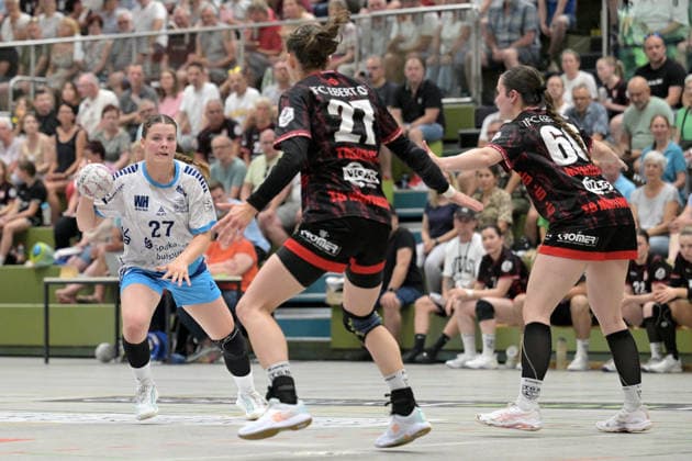 Eva Manthei TuS Lintfort, 27 on with ball against Lenya Treusch TG Nuertingen, 27 and Vivien Natalello TG Nuertingen, 66 TG Nuertingen vs TuS Lintfort , Handball, 2 Alsco HBF, 30 League Matchday, Season 2025 2026, 30 05 2026 TG Nuertingen vs TuS Lintfort , Handball, 2 Alsco HBF, 30 League Matchday, Season 2025 2026, 30 05 2026 Nuertingen Copyright: xEibner-Pressefoto TobiasxBaurx EP_TBR