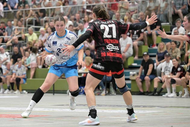 Eva Manthei TuS Lintfort, 27 on with ball against Lenya Treusch TG Nuertingen, 27 TG Nuertingen vs TuS Lintfort , Handball, 2 Alsco HBF, 30 League Matchday, Season 2025 2026, 30 05 2026 TG Nuertingen vs TuS Lintfort , Handball, 2 Alsco HBF, 30 League Matchday, Season 2025 2026, 30 05 2026 Nuertingen Copyright: xEibner-Pressefoto TobiasxBaurx EP_TBR
