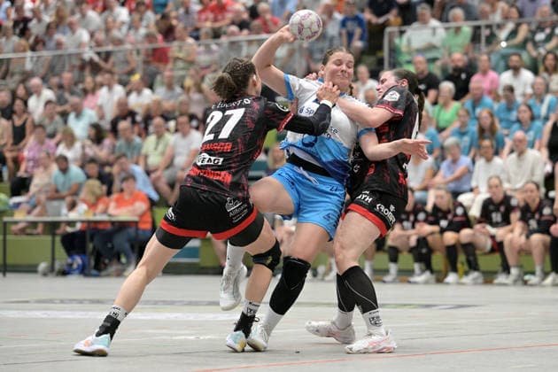 Eva Manthei TuS Lintfort, 27 on with ball against Lenya Treusch TG Nuertingen, 27 and Vivien Natalello TG Nuertingen, 66 TG Nuertingen vs TuS Lintfort , Handball, 2 Alsco HBF, 30 League Matchday, Season 2025 2026, 30 05 2026 TG Nuertingen vs TuS Lintfort , Handball, 2 Alsco HBF, 30 League Matchday, Season 2025 2026, 30 05 2026 Nuertingen Copyright: xEibner-Pressefoto TobiasxBaurx EP_TBR