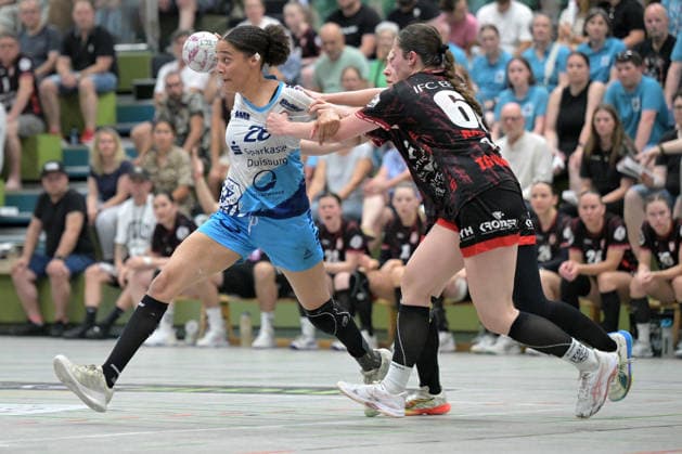 Leonie Udaw TuS Lintfort, 28 am with ball against Vivien Natalello TG Nuertingen, 66 TG Nuertingen vs TuS Lintfort , Handball, 2 Alsco HBF, 30 League Matchday, Season 2025 2026, 30 05 2026 TG Nuertingen vs TuS Lintfort , Handball, 2 Alsco HBF, 30 League Matchday, Season 2025 2026, 30 05 2026 Nuertingen Copyright: xEibner-Pressefoto TobiasxBaurx EP_TBR