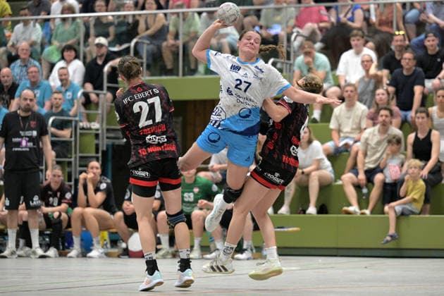 Eva Manthei TuS Lintfort, 27 throwing goal against Lenya Treusch TG Nuertingen, 27 and Nina Fischer TG Nuertingen, 04 TG Nuertingen vs TuS Lintfort , Handball, 2 Alsco HBF, 30 League Matchday, Season 2025 2026, 30 05 2026 TG Nuertingen vs TuS Lintfort , Handball, 2 Alsco HBF, 30 League Matchday, Season 2025 2026, 30 05 2026 Nuertingen Copyright: xEibner-Pressefoto TobiasxBaurx EP_TBR